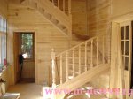 Деревянная лестница из бука в загородном доме