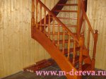 Деревянная лестница в загородном деревянном доме